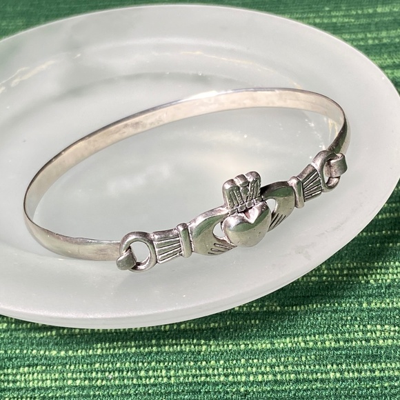 Vintage Sterling Silver Claddagh Hinged Bracelet from Ireland; New Condition - Picture 4 of 16